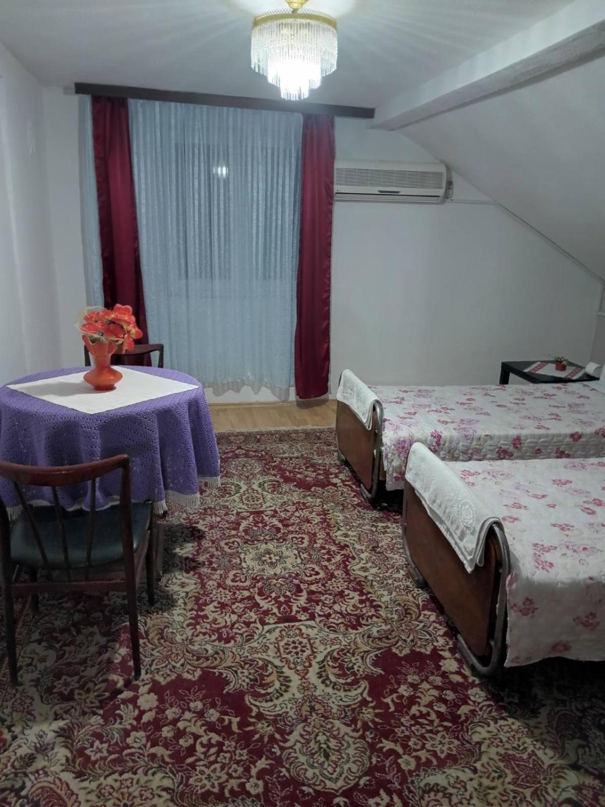 Guesthouse Sobi-Rooms Gradsko Esterno foto