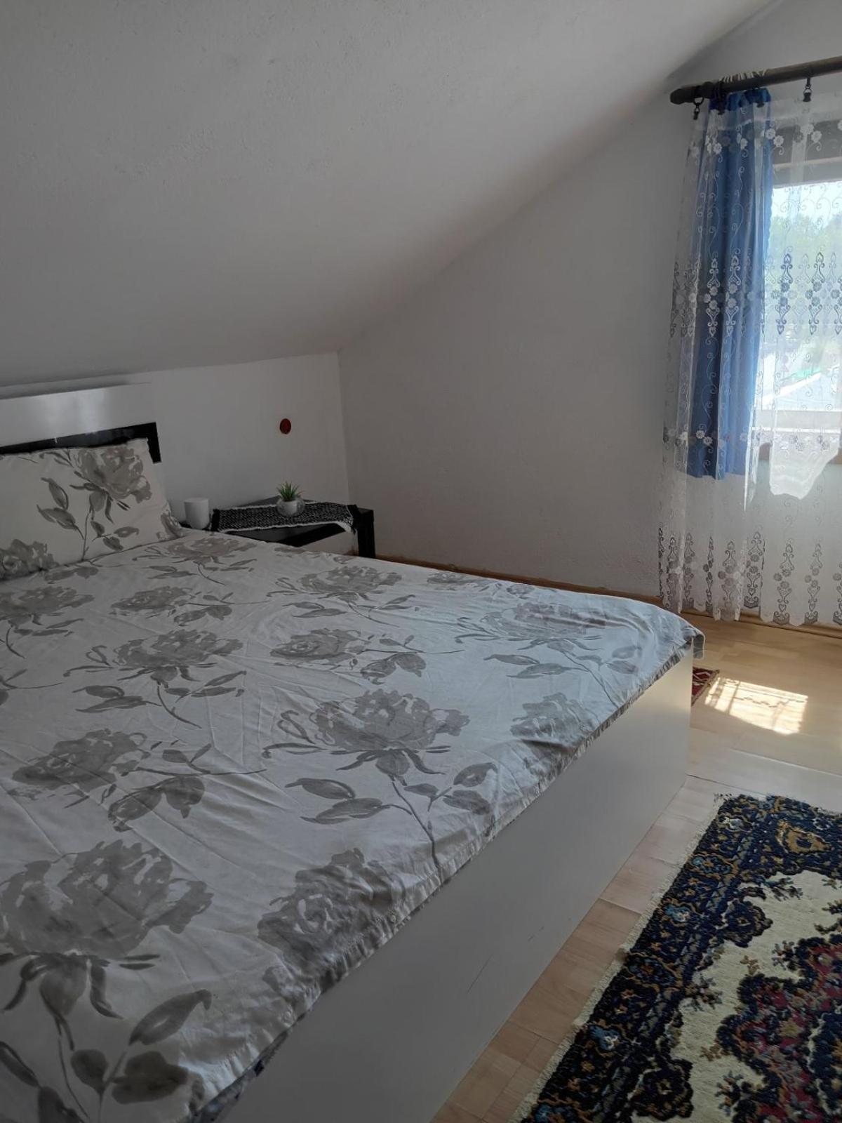 Guesthouse Sobi-Rooms Gradsko Esterno foto